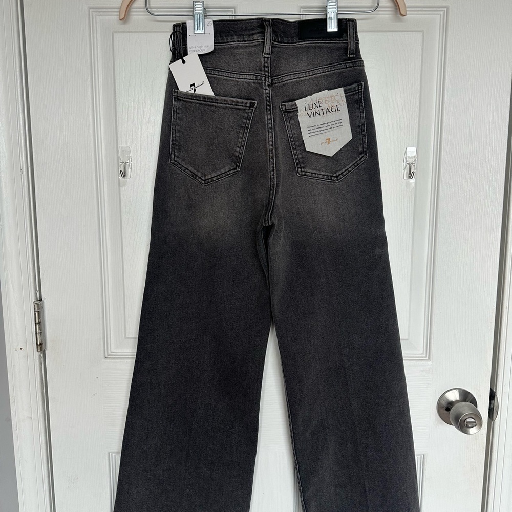 7 For All Mankind Luxe Vintage Black Cropped Ankle Jeans